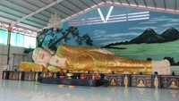 Di Bogor juga ada patung Buddha dengan posisi tidur dengan panjang 18 meter dan tinggi 3,75 meter. Patung ini ada di dalam Vihara Buddha Dharma 8 Pho Sat di Desa Tonjong, Tajur Halang, Bogor.  (Fitraya/detikTravel)
