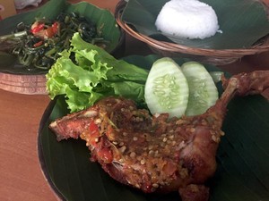 Ayam Penyet Everest: Huahh! Pedas Menyengat Ayam Penyet Berselimut Sambal Rawit Segar