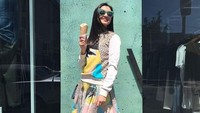 Raline tampak stylish dengan setelan bermotif unik berwarna cerah dengan sneakers putih. (Dok. Instagram/ralineshah)