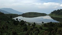 Foto: Pemandangan telaga yang fotogenik. Traveler yang datang pun banyak yang tak mengabadikan keindahannya dalam kamera (Randy/detikTravel)