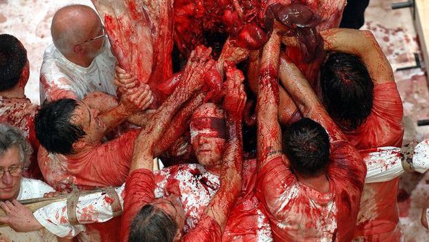 Jijik! Seniman Austria Gelar Pertunjukan Mandi Darah Binatang