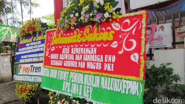 Karangan bunga di Posko Cicurug / 