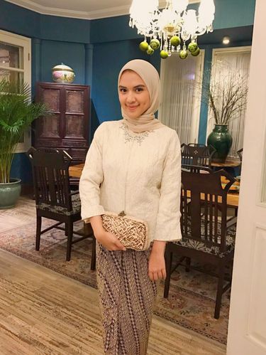 Foto: Gaya Hijab Ala Ina, Dokter Cantik Lulusan UI Populer di Instagram
