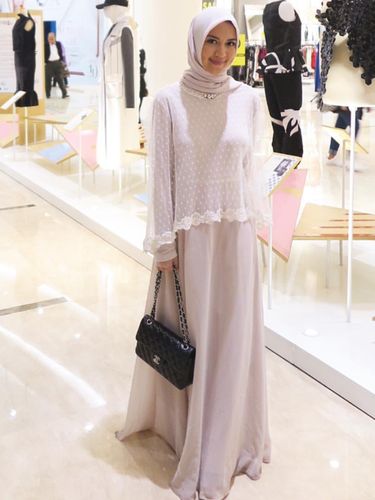 Foto: Gaya Hijab Ala Ina, Dokter Cantik Lulusan UI Populer di Instagram