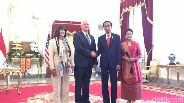 Jokowi dan Pence selanjutnya berbincang santai sambil minum teh.