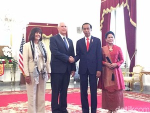 Jokowi Ajak Wapres AS Pence Nonton Tari Pendet Khas Bali