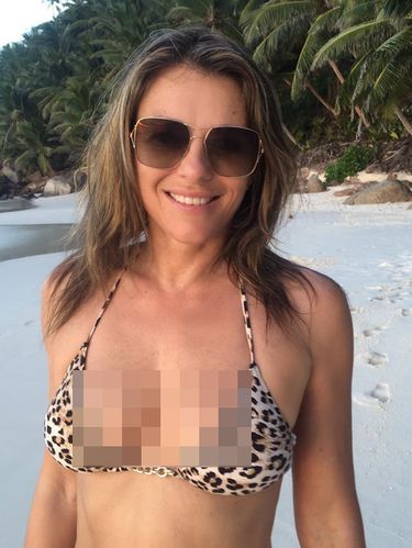 Elizabeth Hurley Seksi Berbikini di Usia 51
