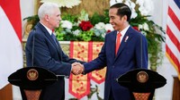 Tidak lupa, melalui Pence, Jokowi menitipkan salam kepada presiden AS Donald Trump. Sampaikan salam saya kepada Donald Trump melalui wakil presiden Pence, jelas Jokowi. REUTERS/Mast Irham.