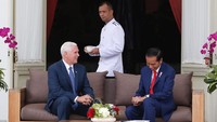 Hingga pukul 10.19 WIB, pertemuan Jokowi dan Pence masih berlangsung. Jokowi dan Pence dijadwalkan untuk memberikan pernyataan pers bersama. REUTERS/Darren Whiteside.