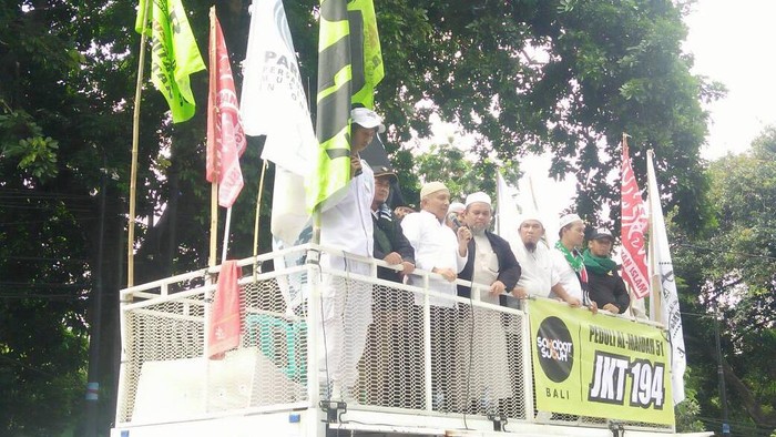 Amien Rais Datangi Massa Pendemo Sidang Ahok, Naik Mobil Komando