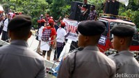 Polisi menjaga ketat sidang tuntutan kasus penistaan agama dengan terdakwa Ahok.