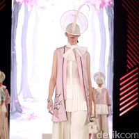 Denny Wirawan mengangkat tema Divine di Fashion Nation 2017. Atrium Senayan City. Jakarta. [Foto: Mohammad Abduh/Wolipop]