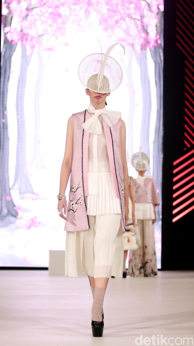 Denny Wirawan mengangkat tema Divine di Fashion Nation 2017. Atrium Senayan City. Jakarta. [Foto: Mohammad Abduh/Wolipop]