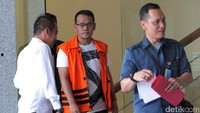 Fahmi keluar dengan mengenakan rompi tahanan KPK.
