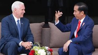 Pence tiba di Istana Merdeka, Jl Medan Merdeka Utara, Jakarta Pusat, Kamis (20/4/2017). Setelah mengisi buku tamu, Jokowi kemudian mengajak Pence ke beranda belakang Istana Merdeka untuk melakukan veranda talk. REUTERS/Darren Whiteside.