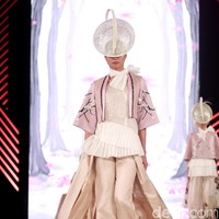 Denny Wirawan mengangkat tema Divine di Fashion Nation 2017. Atrium Senayan City. Jakarta. [Foto: Mohammad Abduh/Wolipop]