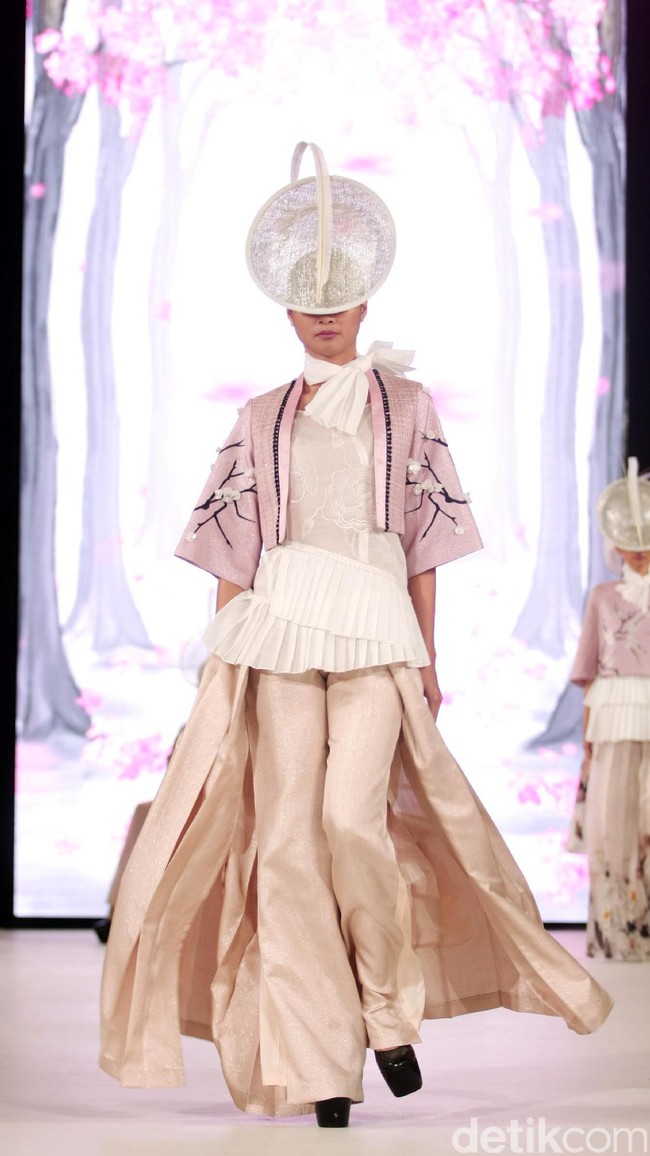 Denny Wirawan mengangkat tema Divine di Fashion Nation 2017. Atrium Senayan City. Jakarta. [Foto: Mohammad Abduh/Wolipop]