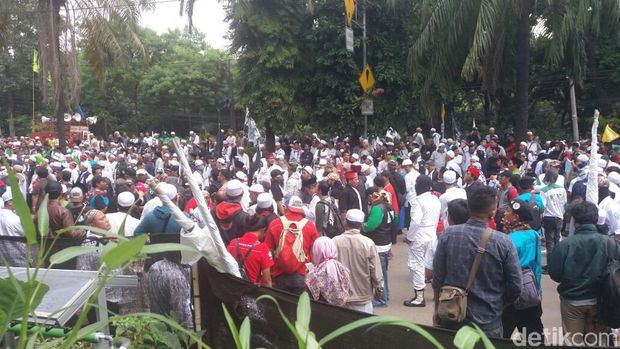 Ahok Dituntut Hukuman Percobaan, Pendemo Teriak 'Tangkap Ahok'