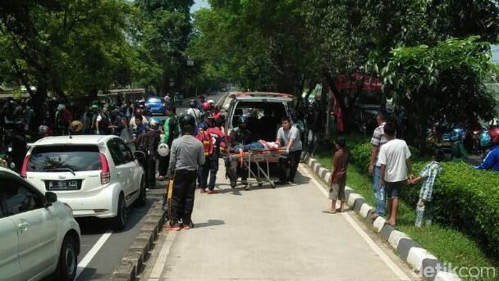 Tabrakan Mobil di Buaran, Korban Luka Dibawa ke RS