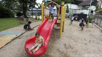 Sejumlah anak-anak tengah bermain di Ruang Pblik Terpadu Ramah Anak (RPTRA) di Karet Tengsin, Jakarta, Kamis (20/4/2017).
