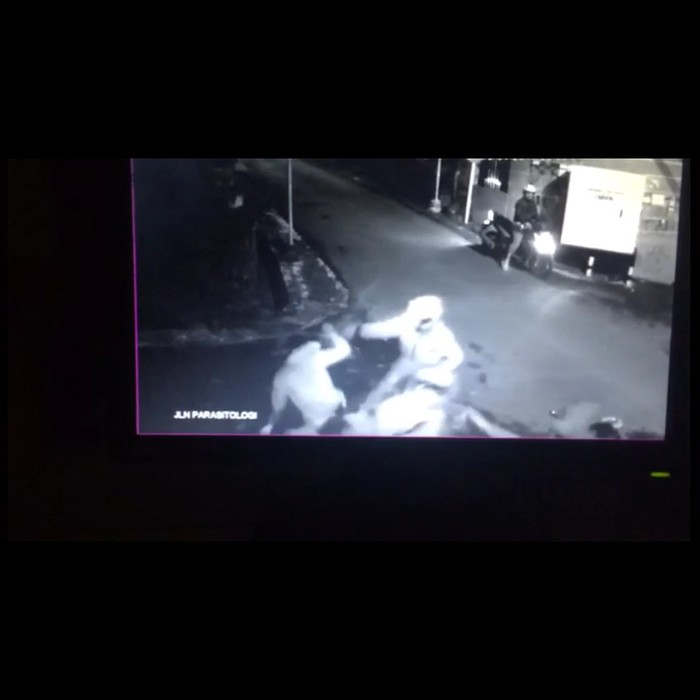 Viral Video Gerombolan Bermotor Keroyok Pria di Bandung
