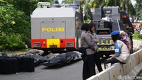 Polisi wanita juga disiagakan.