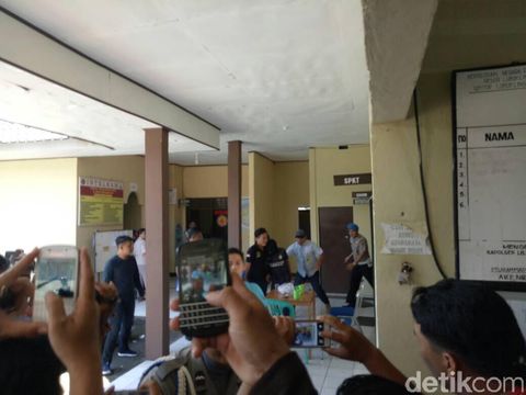 Brigadir K Dibawa ke TKP, Berpenutup Kepala dan Dikawal Ketat