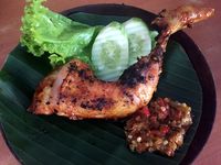 Ayam Penyet Everest: Huahh! Pedas Menyengat Ayam Penyet Berselimut Sambal Rawit Segar