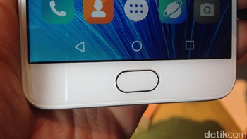 Ponsel anyar ini telah didukung sensor fingerprint yang berada di tombol home bagian depan ponsel. (Foto: detikINET/Agus Tri Haryanto)