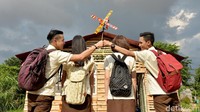 Bersama Ernest dan Ardit mereka menjadi guru dadakan di sebuah sekolah darurat. (Dok. detikHOT)