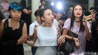 Luna Maya dan Ayu Dewi yang tengah hamil besar juga menyempatkan datang. Pool/Ismail/detikFoto.