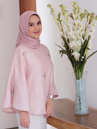 Foto: Gaya Hijab Ala Ina, Dokter Cantik Lulusan UI Populer di Instagram