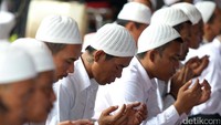 Para napi khusyuk berdoa.