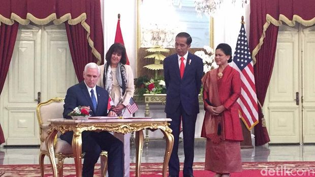 Jokowi mengajak Pence masuk ke Istana Merdeka meneken buku tamu