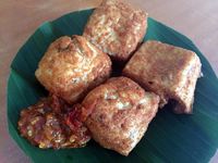 Ayam Penyet Everest: Huahh! Pedas Menyengat Ayam Penyet Berselimut Sambal Rawit Segar