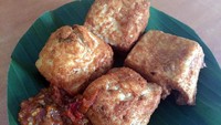 Lengkapi santapan dengan tahu pong goreng. Sama seperti lele goreng, tahu ini diolesi tepung gurih sebelum digoreng.