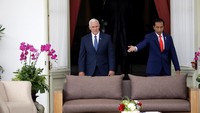 Jokowi mempersilahkan tamunya duduk. REUTERS/Dita Alangkara/Pool.