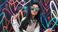 Bintang film Surga yang (Tak) Dirindukan itu pun mengabadikan momen di sebuah graffiti di Los Angeles, AS. (Dok. Instagram/ralineshah)