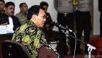 Ahok mendengarkan pembacaan tuntutan. Muhammad Adimaja/Antara Foto/detikcom.