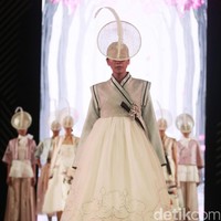 Denny Wirawan mengangkat tema Divine di Fashion Nation 2017. Atrium Senayan City. Jakarta. [Foto: Mohammad Abduh/Wolipop]