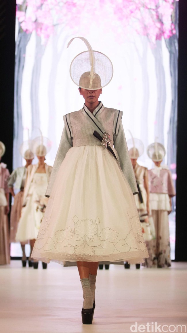 Denny Wirawan mengangkat tema Divine di Fashion Nation 2017. Atrium Senayan City. Jakarta. [Foto: Mohammad Abduh/Wolipop]