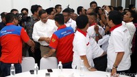 Anies menyalami kader Perindo yang hadir dalam acara syukuran.