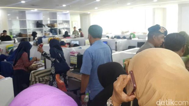 Para calon jemaah umrah mendatangi kantor travel.