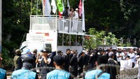 Massa anti Ahok berorasi.