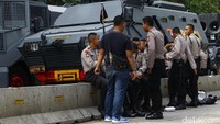 Polisi menyiagakan barracuda.