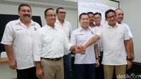 Anies Baswedan, Sandiaga Uno, dan Hary Tanoesoedibjo menyatukan tangan di sela-sela acara syukuran di kantor DPP Perindo, Jakarta, Kamis (20/4/2017). 