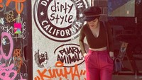 Millane Fernandez tampil cantik dengan bergaya klasik lewat crop top hitam dan trousers merah. (Dok. Instagram/millanefernandez)
