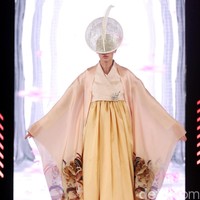 Denny Wirawan mengangkat tema Divine di Fashion Nation 2017. Atrium Senayan City. Jakarta. [Foto: Mohammad Abduh/Wolipop]