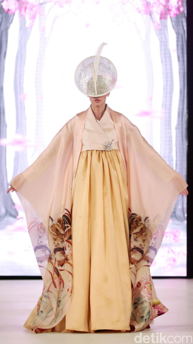 Denny Wirawan mengangkat tema Divine di Fashion Nation 2017. Atrium Senayan City. Jakarta. [Foto: Mohammad Abduh/Wolipop]