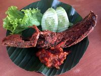 Ayam Penyet Everest: Huahh! Pedas Menyengat Ayam Penyet Berselimut Sambal Rawit Segar